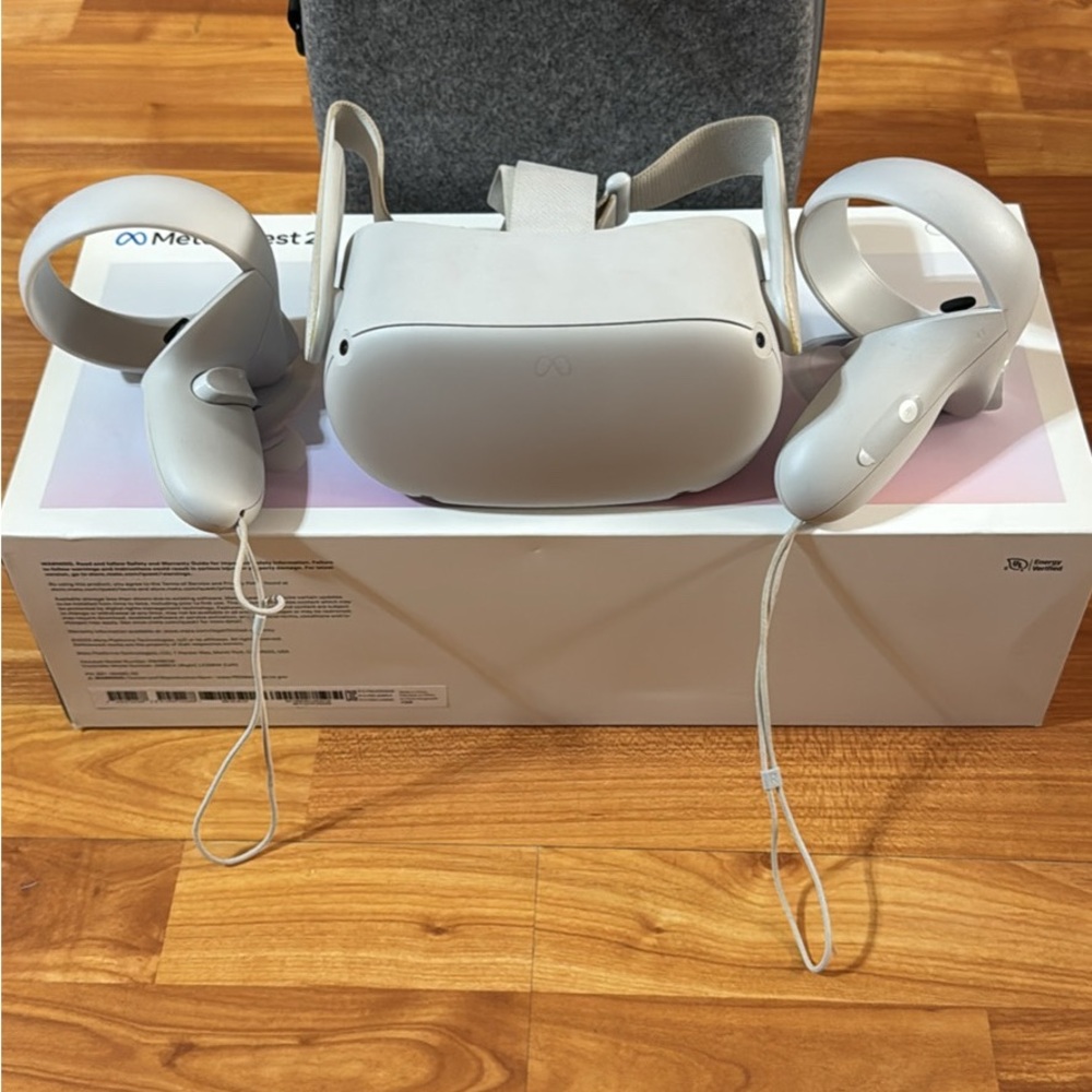 Metaquest 2 128gb. In good condition. Includes Case